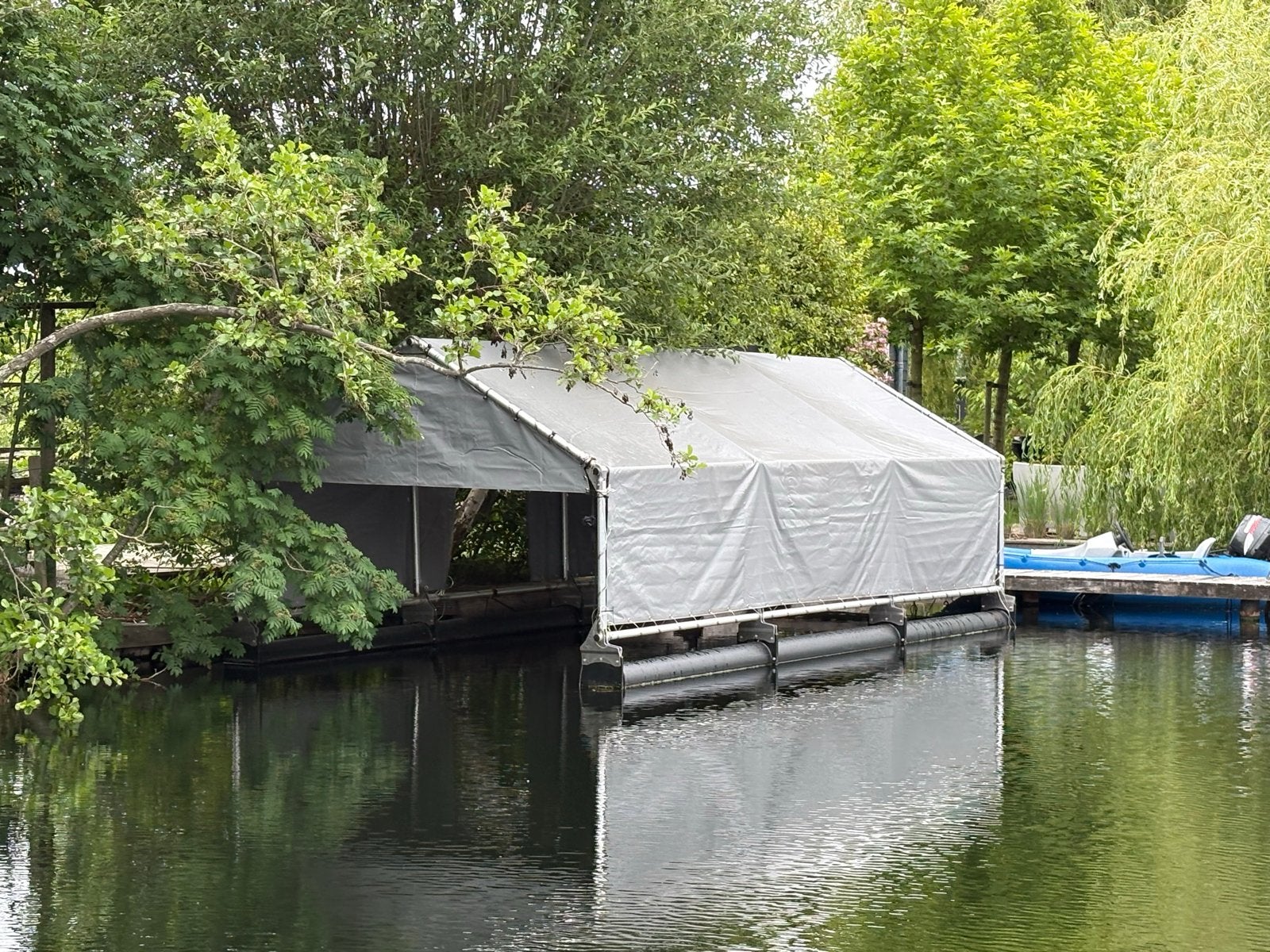 Drijvend boothuis overkapping, Ophalen, Zo goed als nieuw