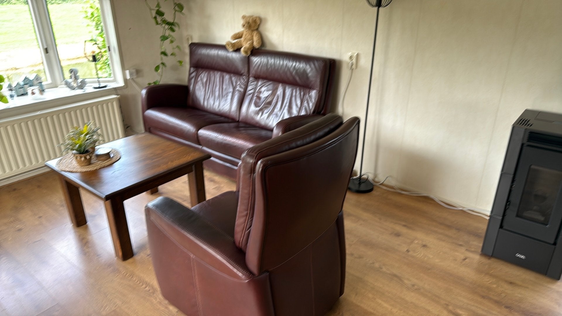 Aangeboden lederen tweepersoonbank met fauteuil, Ophalen, Zo goed als nieuw