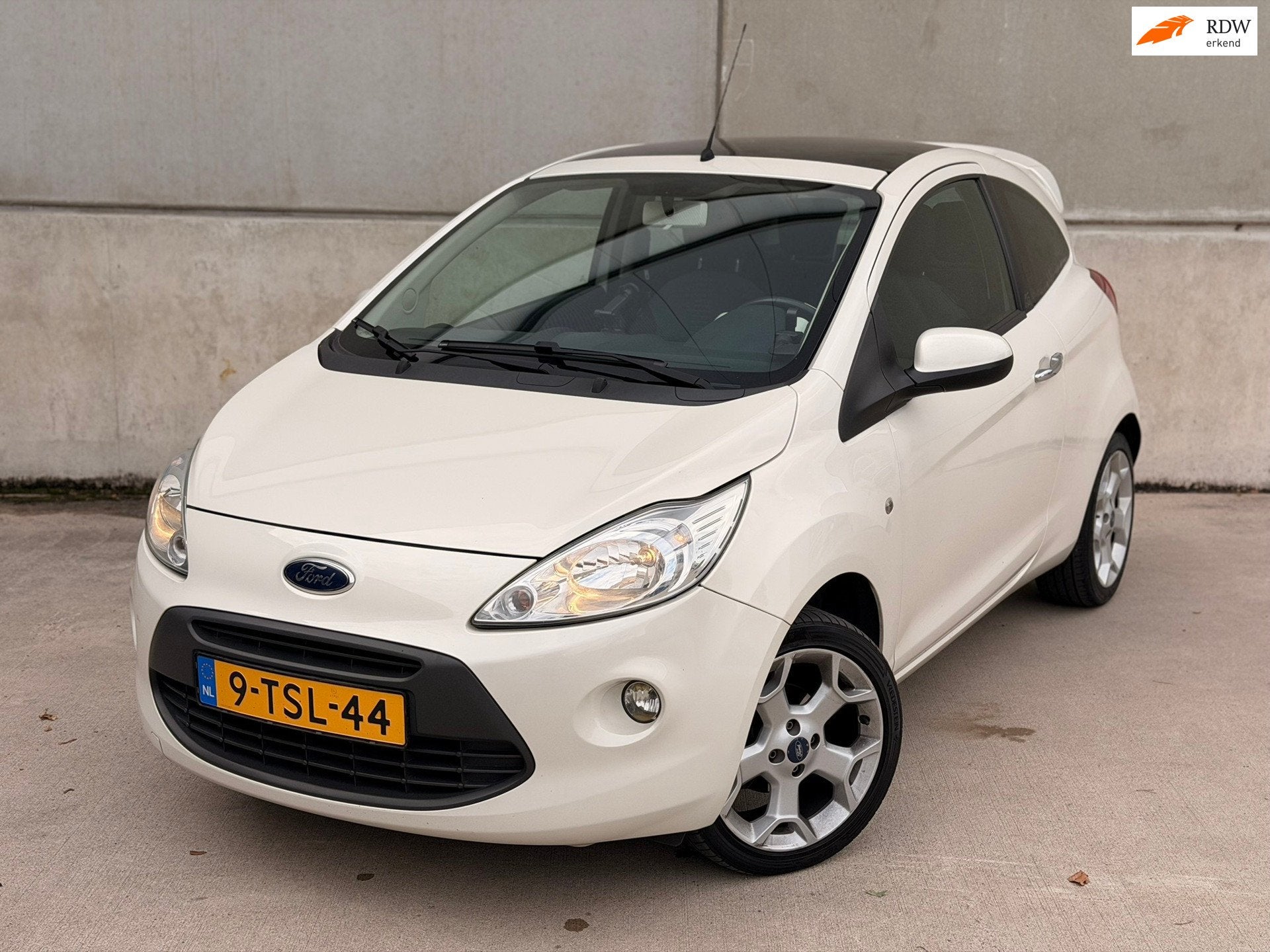 Ford Ka 1.2 Titanium X Pano Trekhaak Parelmoer Stoelverwarmi, Auto's, Voorwielaandrijving, Stof, Gebruikt, 4 cilinders