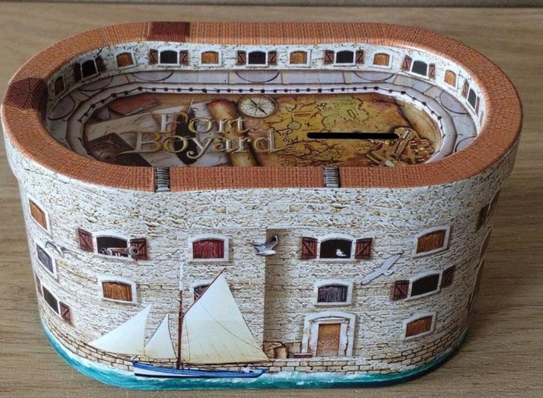 Fort Boyard spaarpot blik - verzamelobject, Verzenden, Zo goed als nieuw, Metaal of Blik, Object of Gebouw