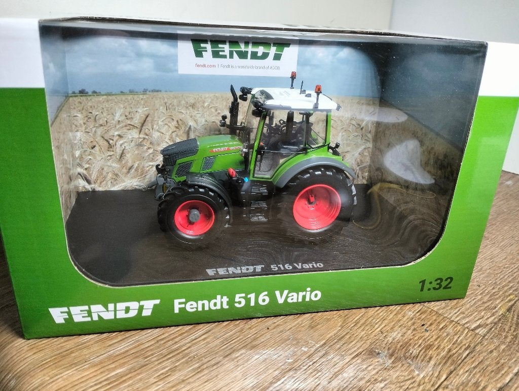 Te koop UH Fendt 516 Vario., Hobby en Vrije tijd, Modelauto's | 1:32, Nieuw, Tractor of Landbouw, Universal Hobbies, Ophalen of Verzenden
