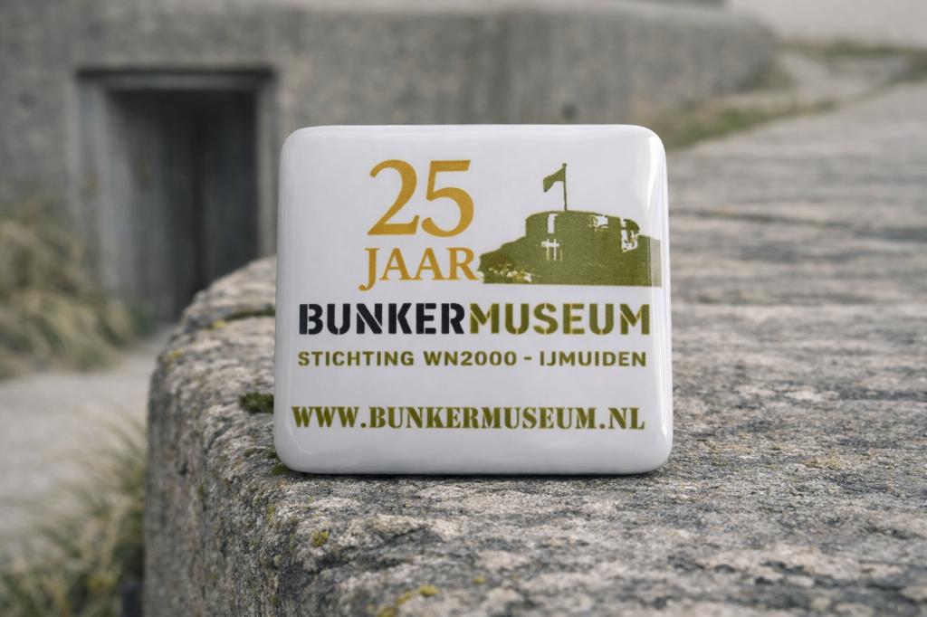 WW2 Bunkermuseum IJmuiden 25jr, Ophalen of Verzenden, Landmacht, Nederland, Embleem of Badge