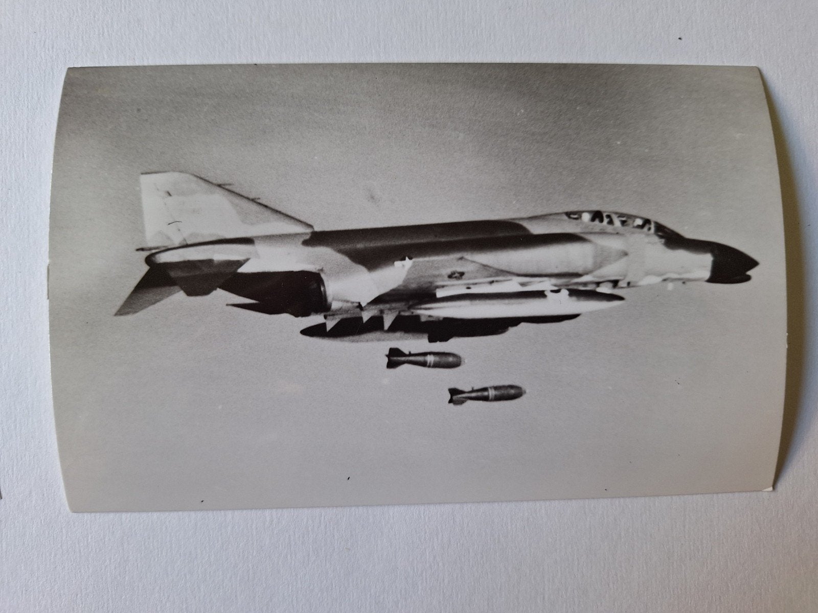 Foto F-4 Phantom II straaljager met bommen, Ophalen of Verzenden