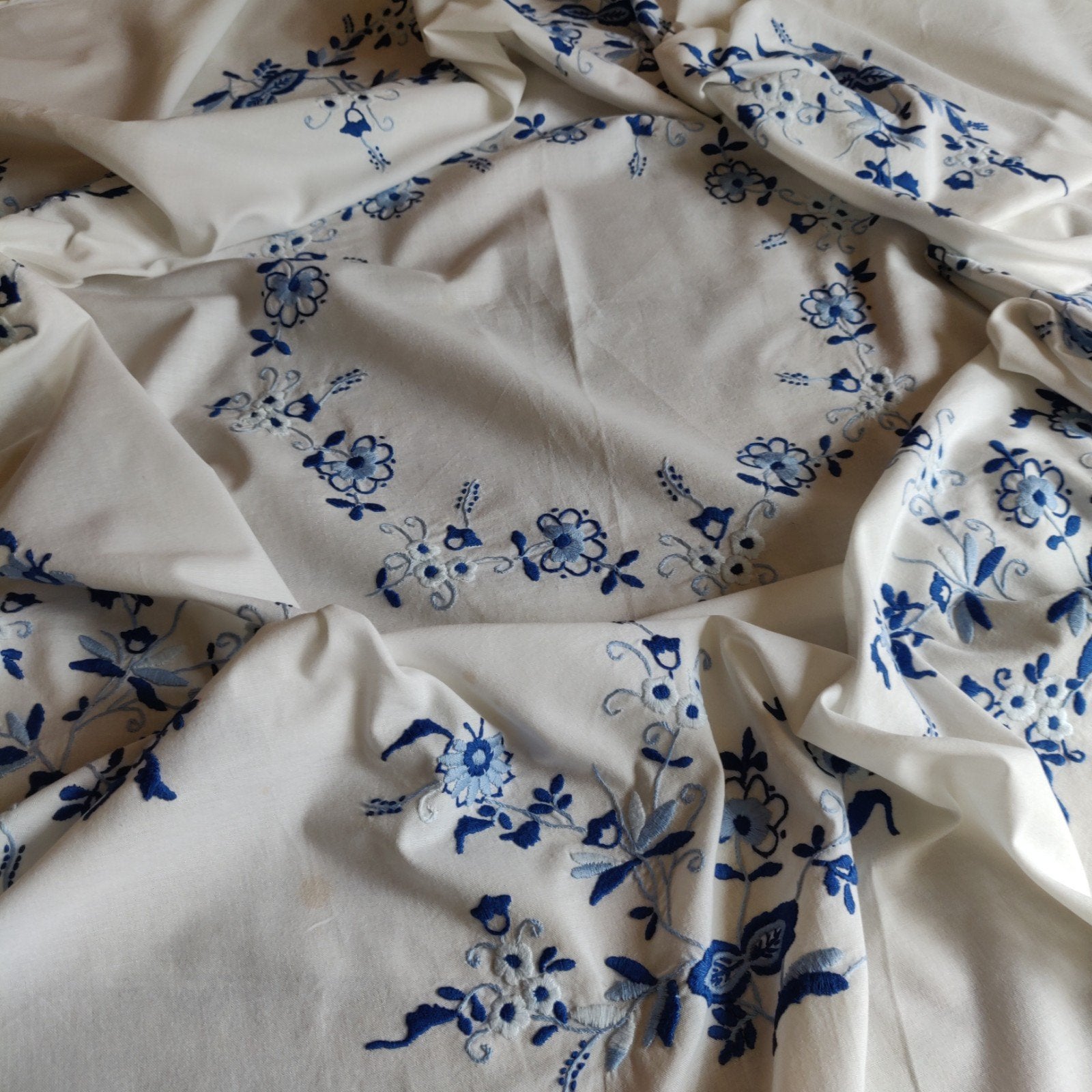 Geborduurd rond tafelkleed blauw /wit met bloemen rond, Antiek en Kunst, Verzenden