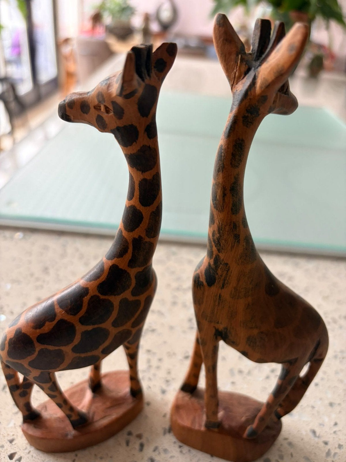 Set van 2 handgesneden houten giraffen, Minder dan 20 cm, Ophalen of Verzenden, Beeld, Hout