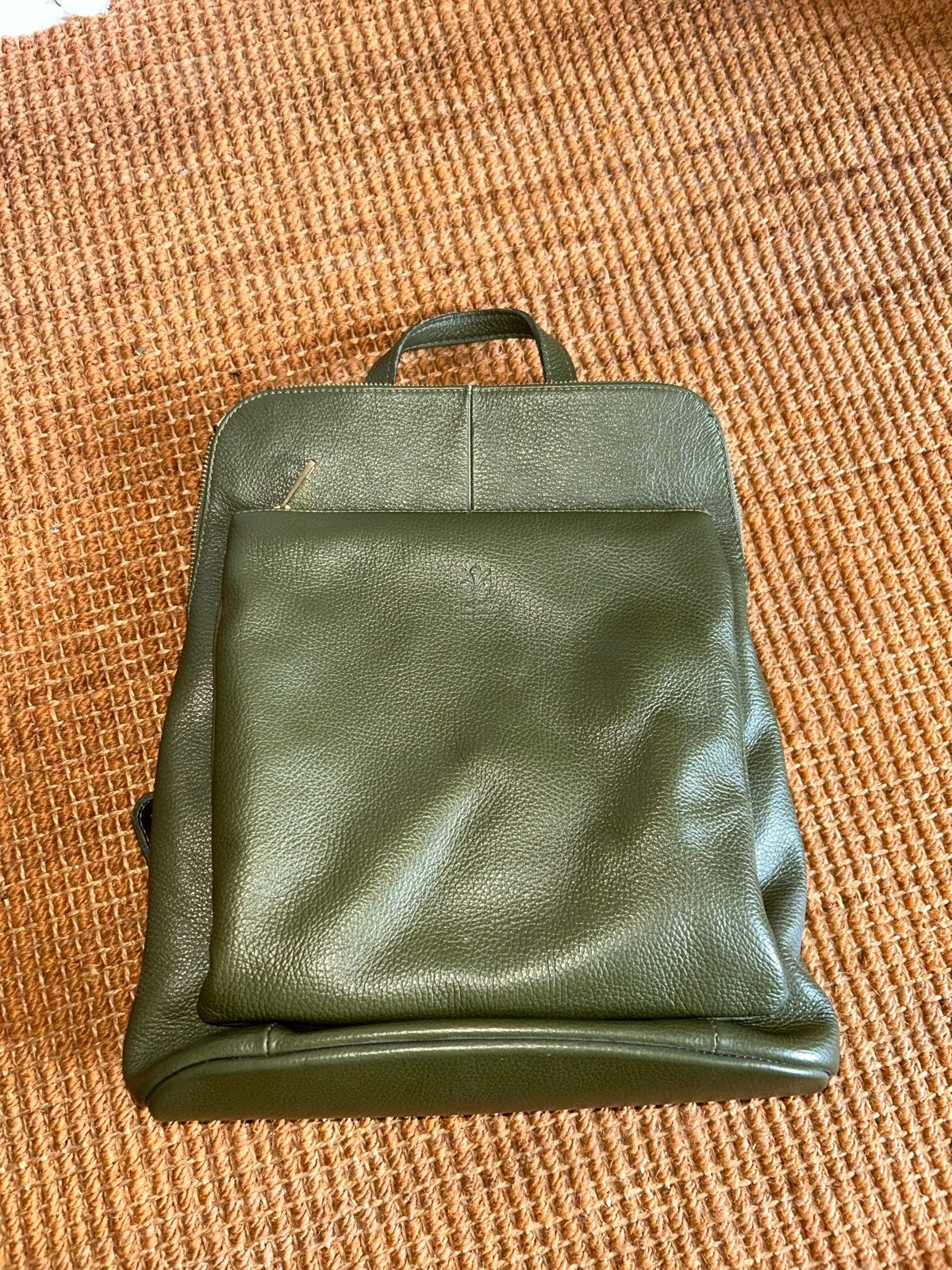 Donkergroene (nep)leren rugtas, Sieraden, Tassen en Uiterlijk, Tassen | Rugtassen, Overige merken, 25 tot 40 cm, Ophalen of Verzenden