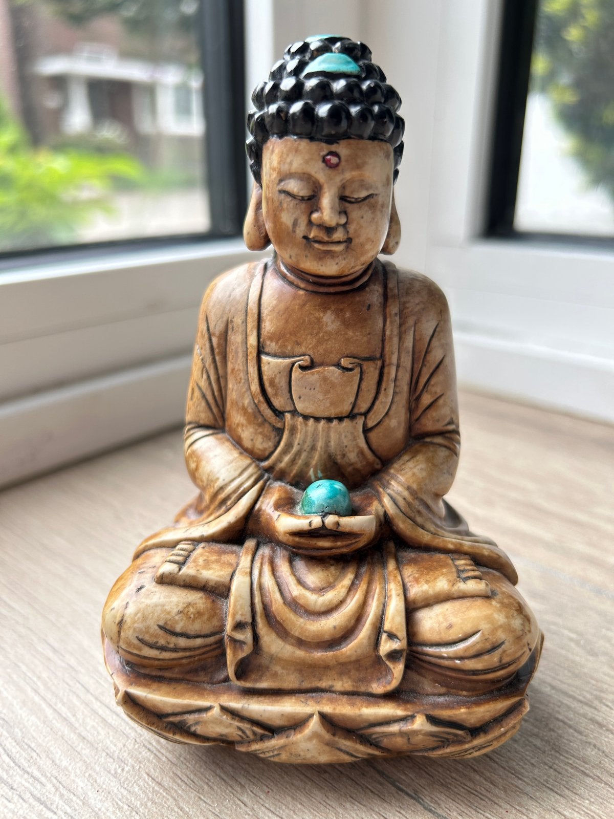Boeddha beeldje van steen/keramiek met turquoise accenten, Ophalen of Verzenden, Zo goed als nieuw, Steen/keramiek, Bruin