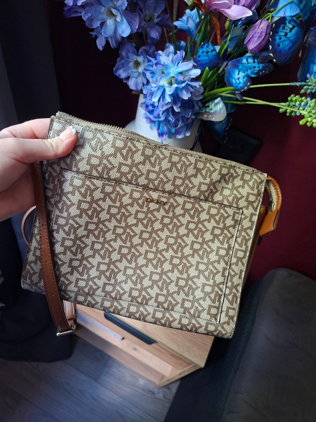 DKNY Schoudertasje - Beige met bruin logo patroon, Ophalen of Verzenden, Gebruikt, Beige, Schoudertasje