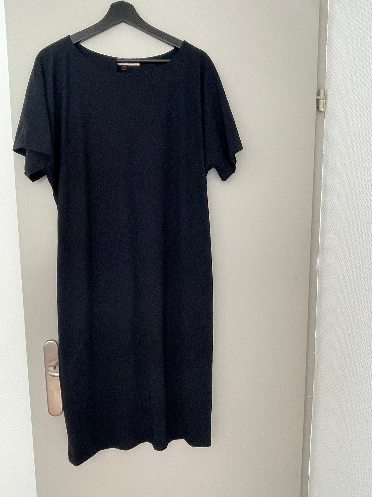 LaDress jurk zwart Aretha travel jersey korte mouw maat L, Kleding | Dames, Ophalen, Zo goed als nieuw, Maat 42/44 (L), Zwart