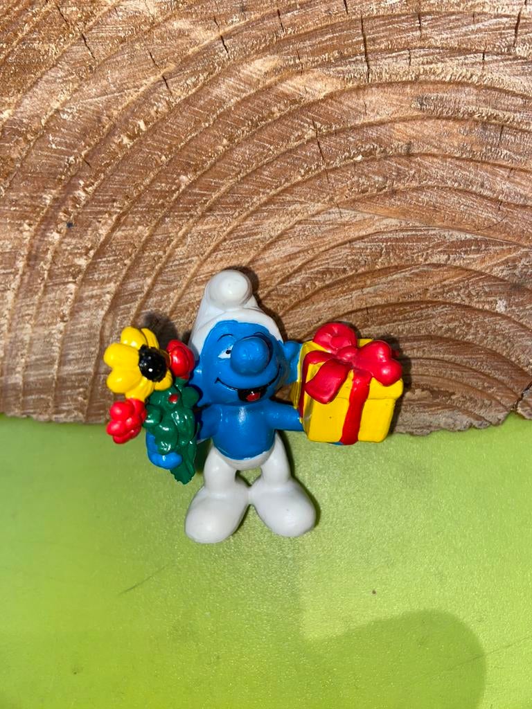 Smurfen smurf met kado en bloemen, Verzamelen, Smurfen, Ophalen of Verzenden, Zo goed als nieuw, Verschillende Smurfen