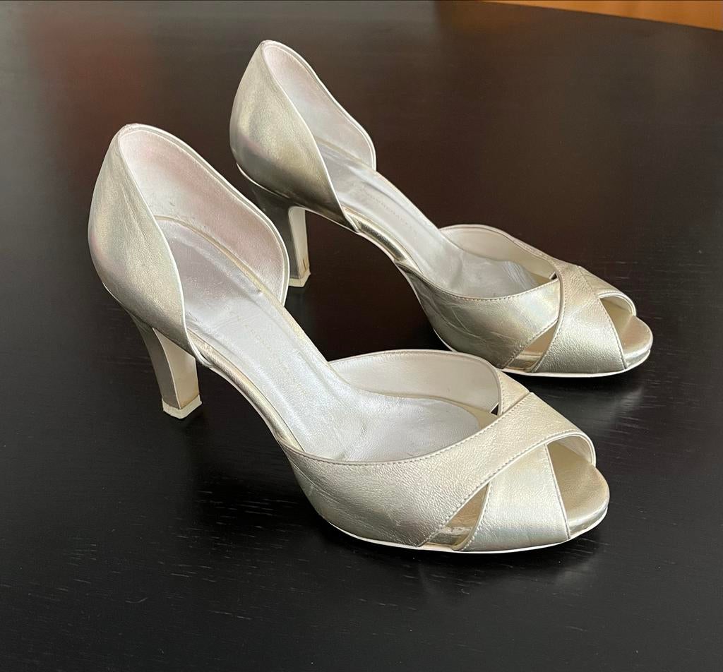 Bruidsschoenen mat goud maat 38 - Addy van den Krommenacker, Overige kleuren, Ophalen of Verzenden, Zo goed als nieuw, Schoenen met hoge hakken