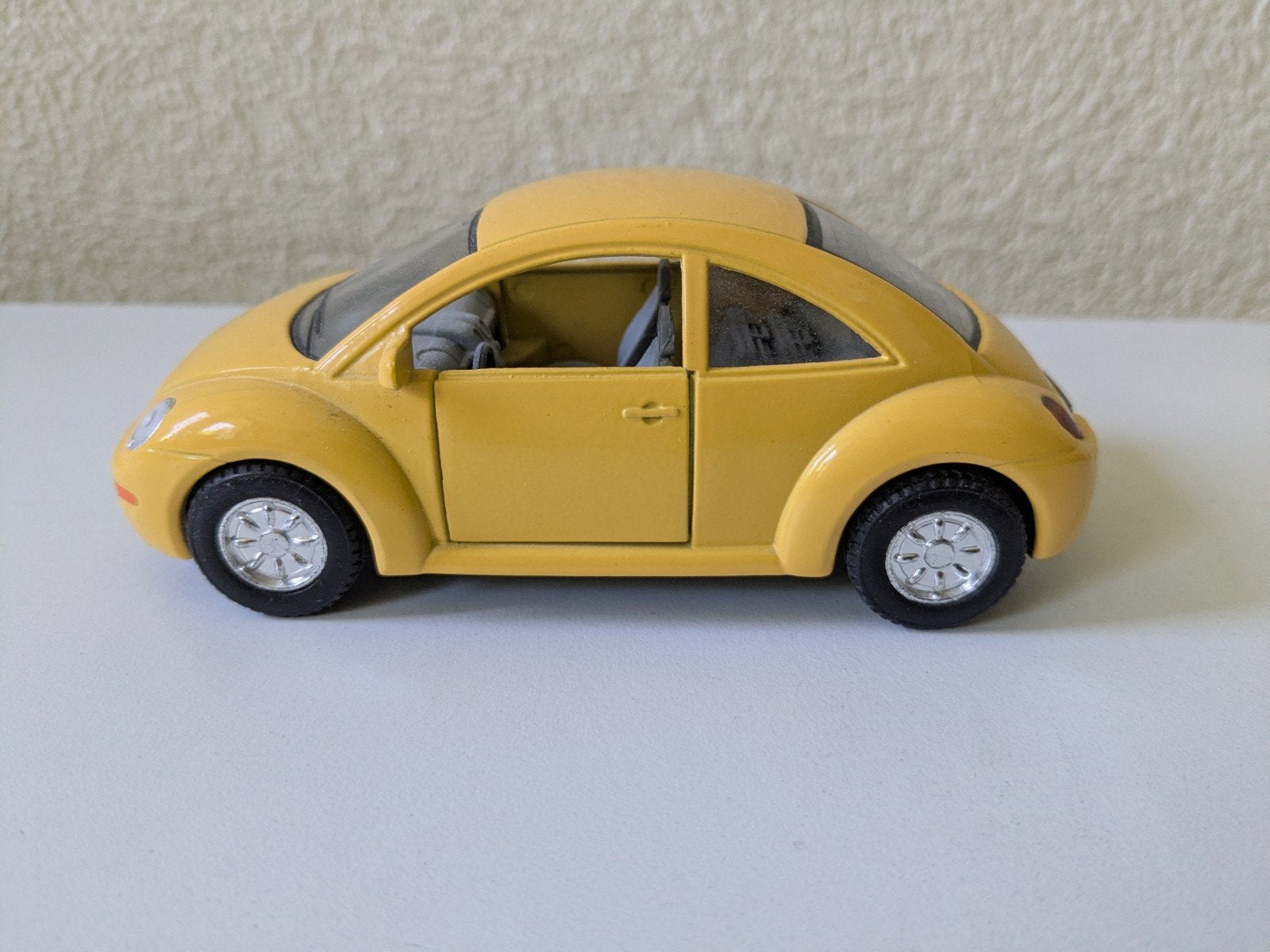 Gele Volkswagen Kever modelauto schaal 1:43, Ophalen of Verzenden, Zo goed als nieuw, Auto, Overige merken