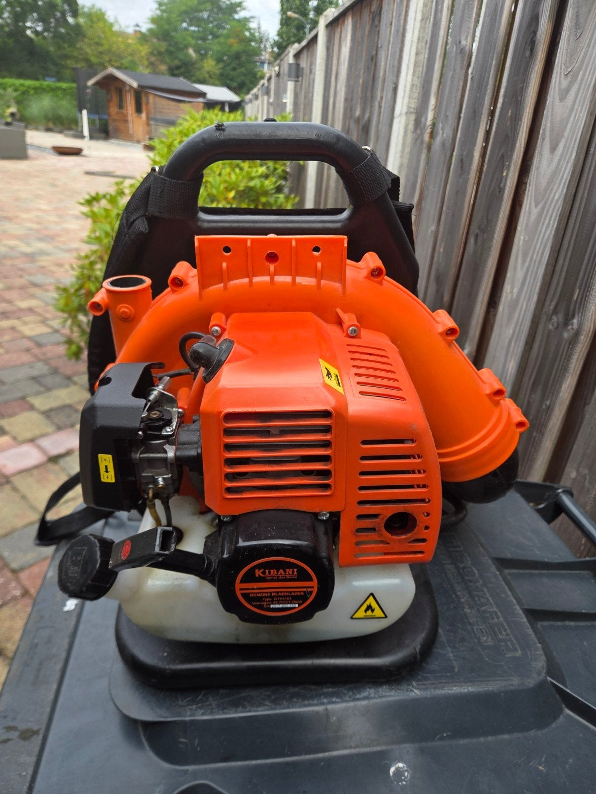 Kibani Benzine Bladblazer Ruggedragen, Tuin en Terras, Ophalen, Benzine, Gebruikt, Ruggedragen