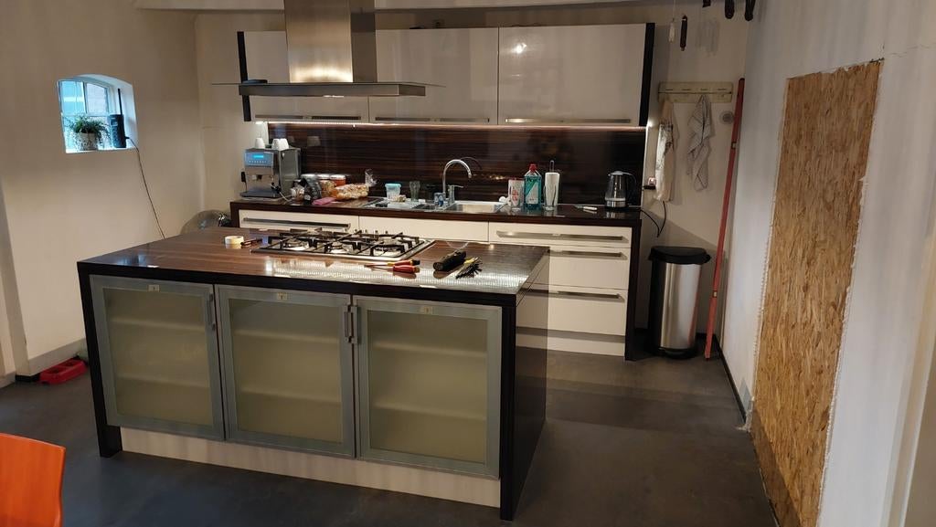 Moderne keuken met kookeiland en inbouwapparatuur. ., Gebruikt, Wit, Met kookeiland, Dubbelwandige keuken