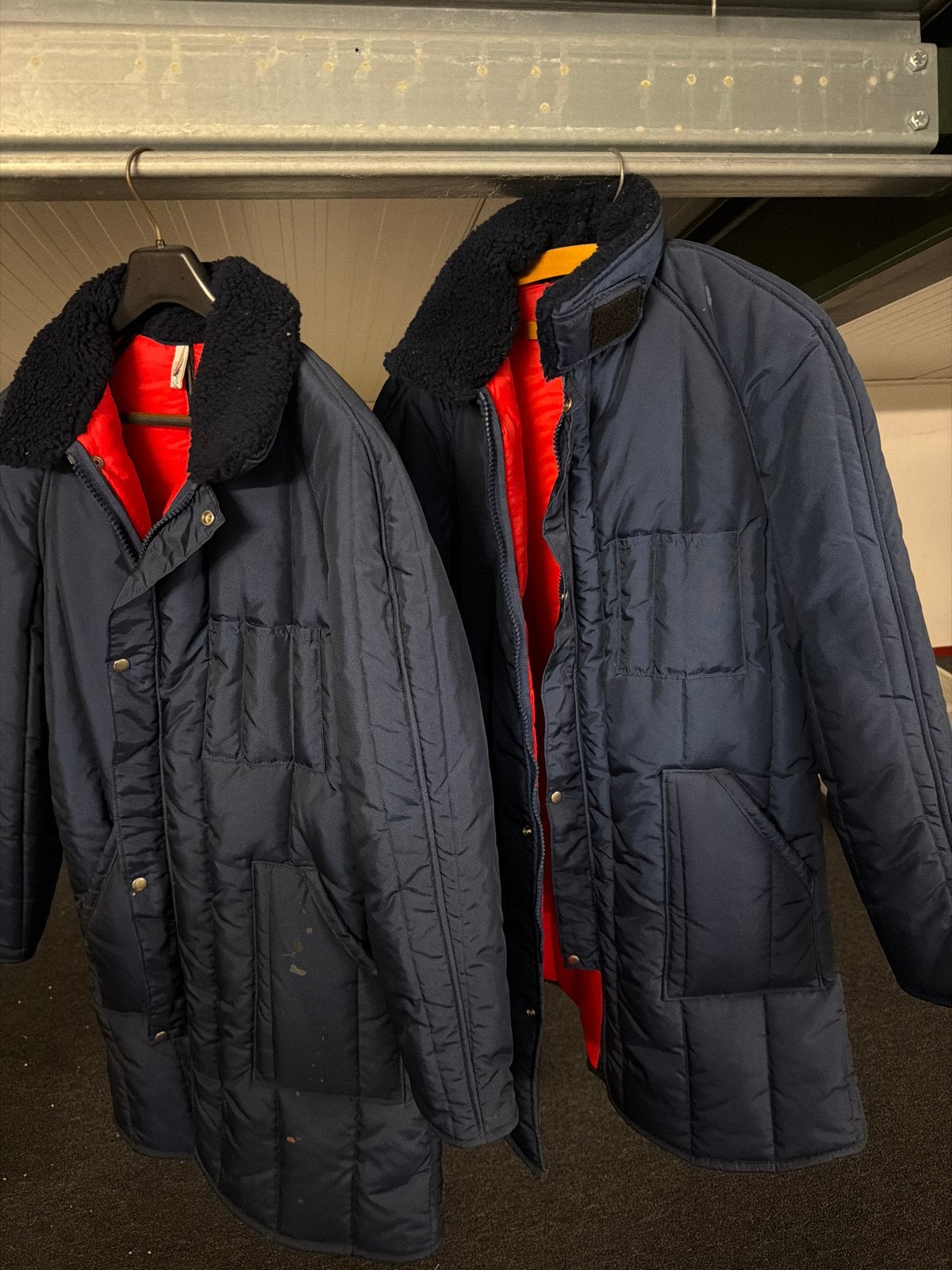 2x Donkerblauwe diepvries jas met teddy kraag, Ophalen, Gedragen, Maat 52/54 (L), Blauw