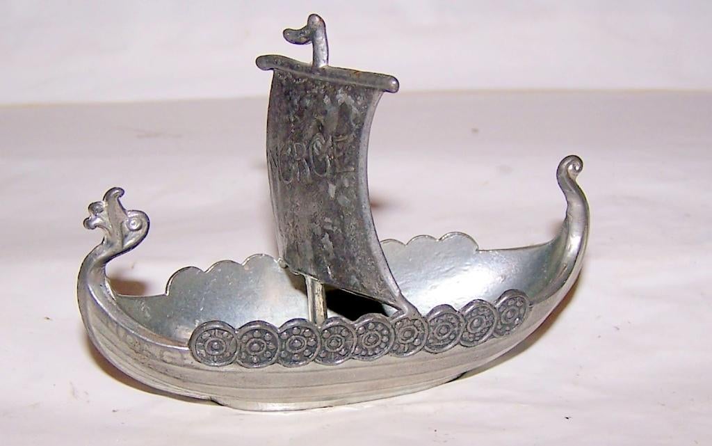 Vintage tinnen Noors miniatuur vikingschip. Nieuw., Ophalen of Verzenden