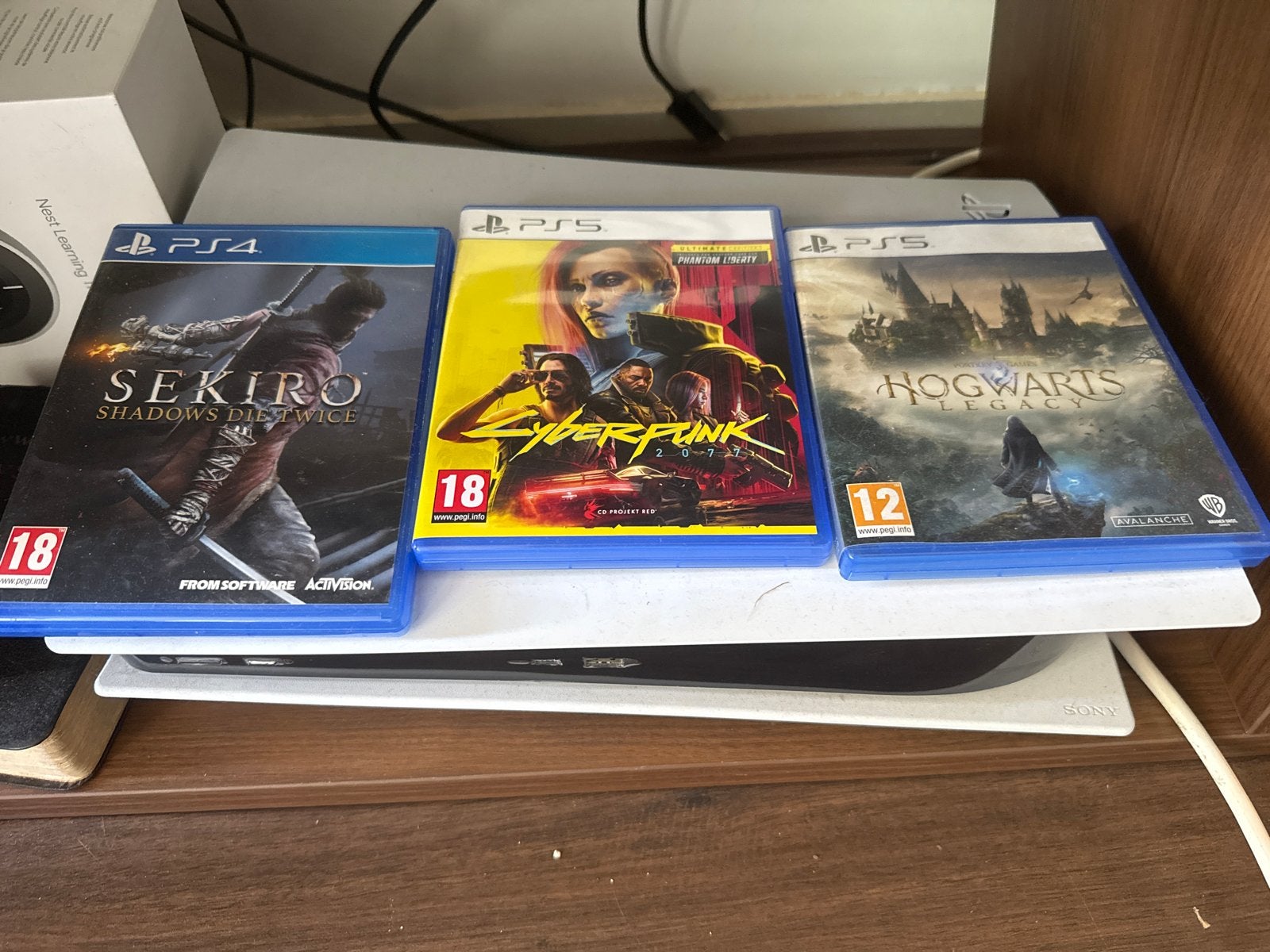 PS5 Disk Edition met 3 topgames: Sekiro, Cyberpunk, Hogwarts, Online, Vanaf 18 jaar, 1 speler, Zo goed als nieuw