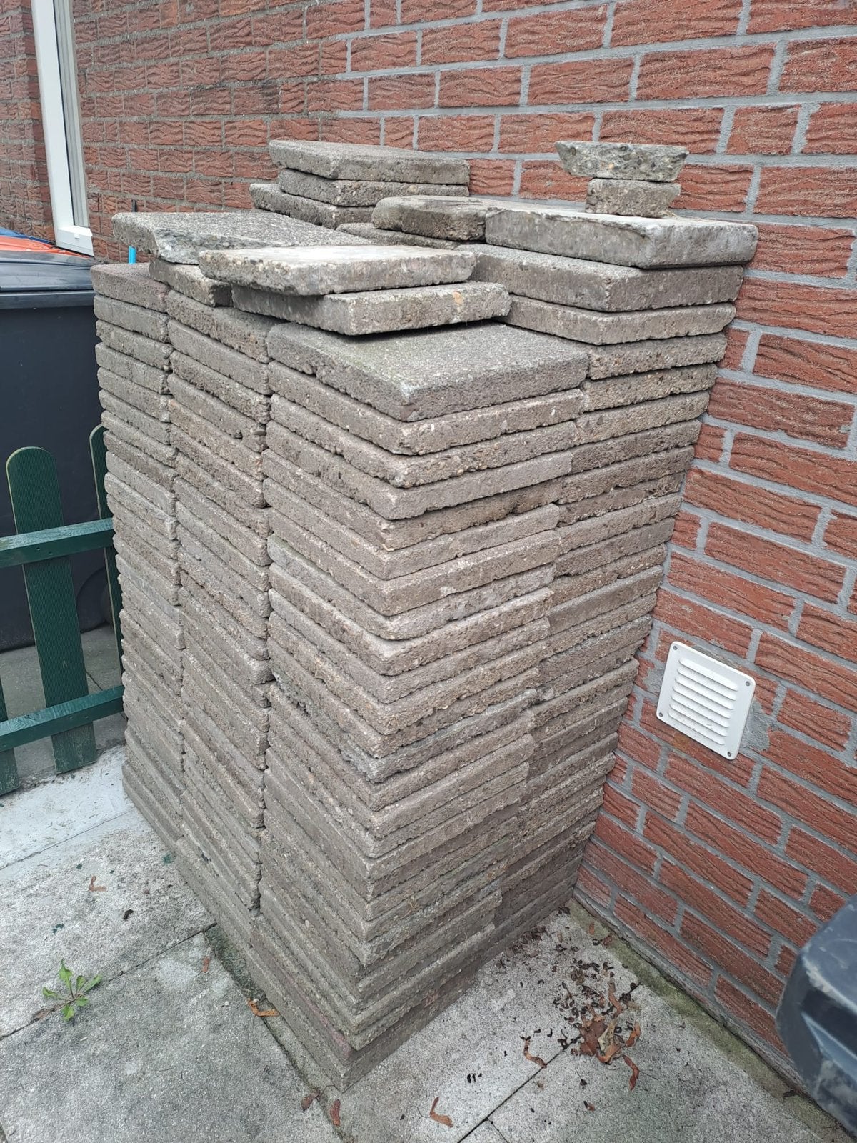 Gratis af te halen, +- 18m2, Ophalen, Zo goed als nieuw, Beton, Klinkers