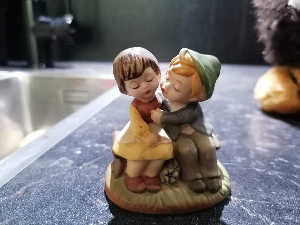 Schattig beeldje van een verliefd stelletje, Verzamelen, Beelden en Beeldjes, Ophalen of Verzenden, Gebruikt, Mens