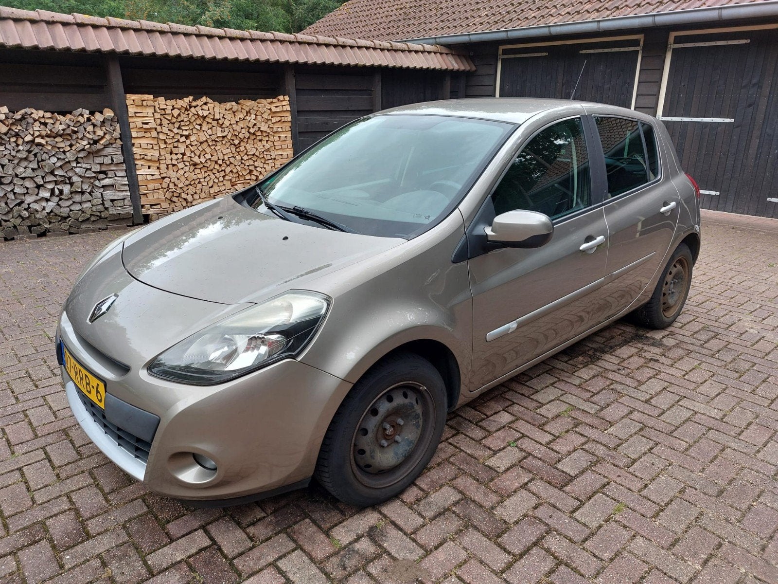 Renault Clio 1.2 16V 55KW 5-DRS E4 2011 Bruin, Auto's, Renault, Voorwielaandrijving, 74 pk, 4 cilinders, Bruin