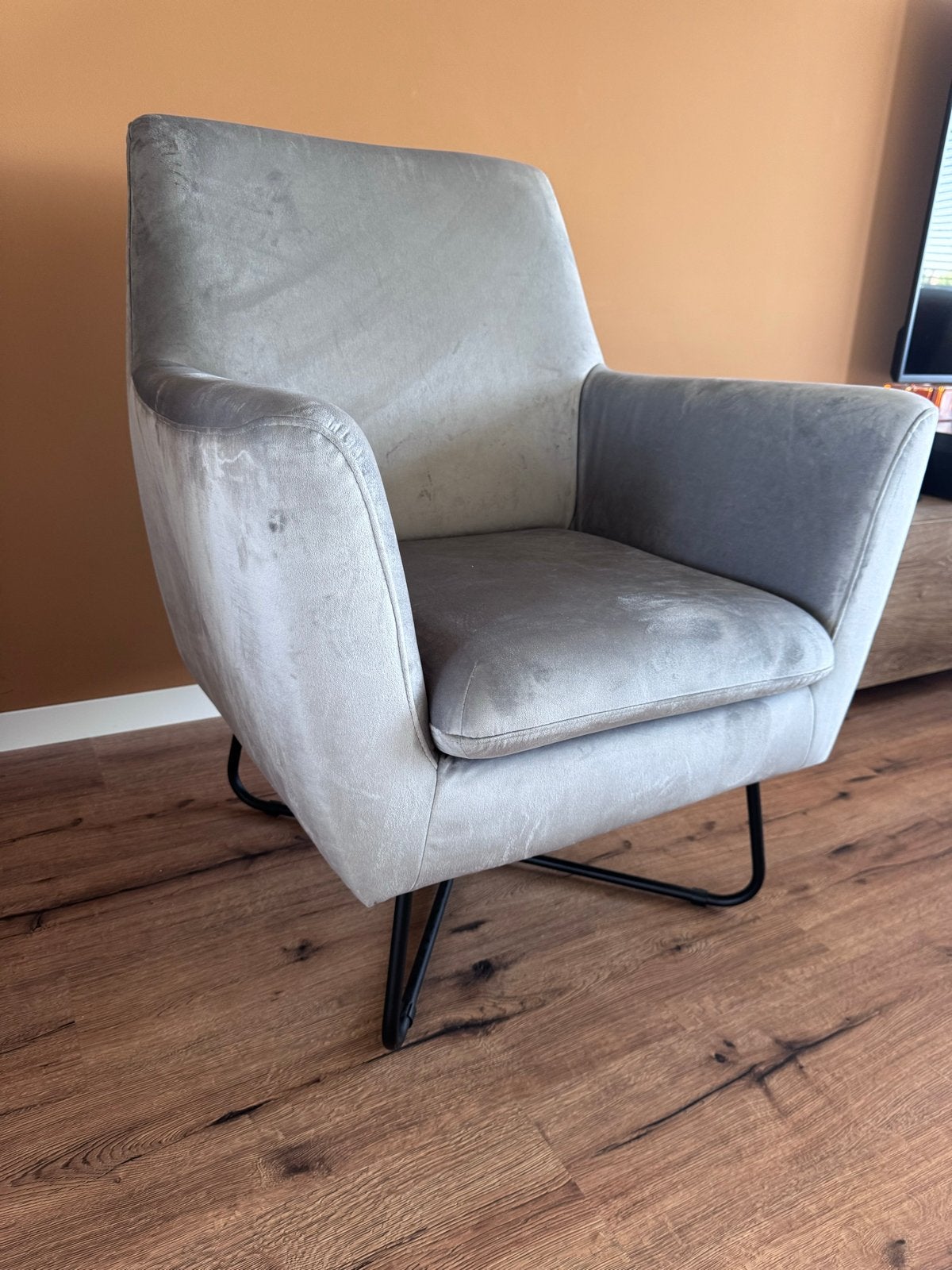 Comfortabele grijze fauteuil met metalen onderstel, Huis en Inrichting, Fauteuils, Ophalen, Gebruikt, Stof, 75 tot 100 cm