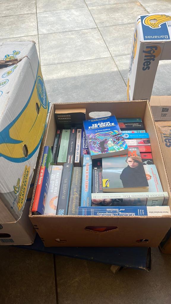 Bananendoos voo met boeken diverse soorten, Boeken, Ophalen, Zo goed als nieuw, Verschillende onderwerpen