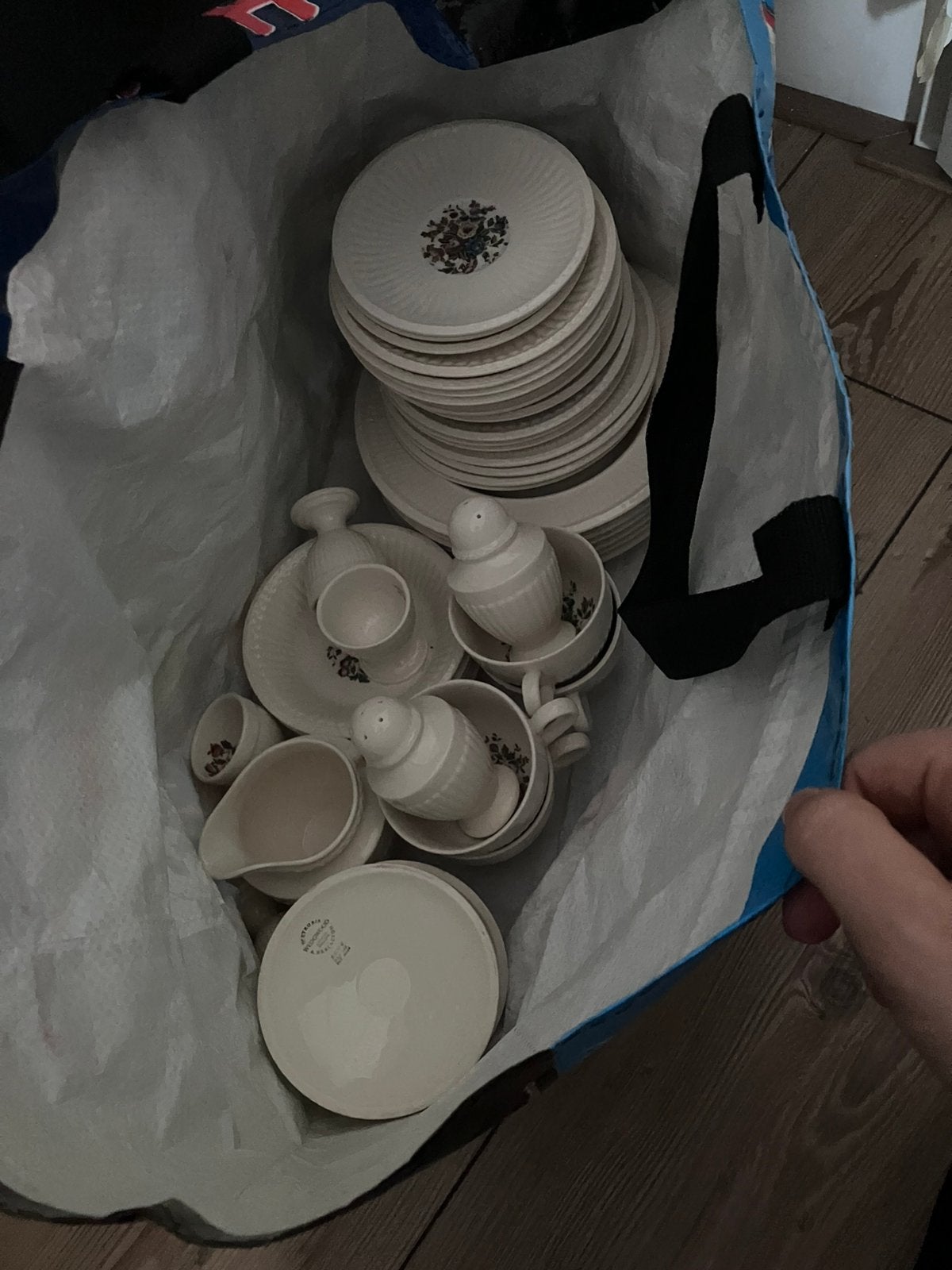 Wedgewood theeset, Ophalen