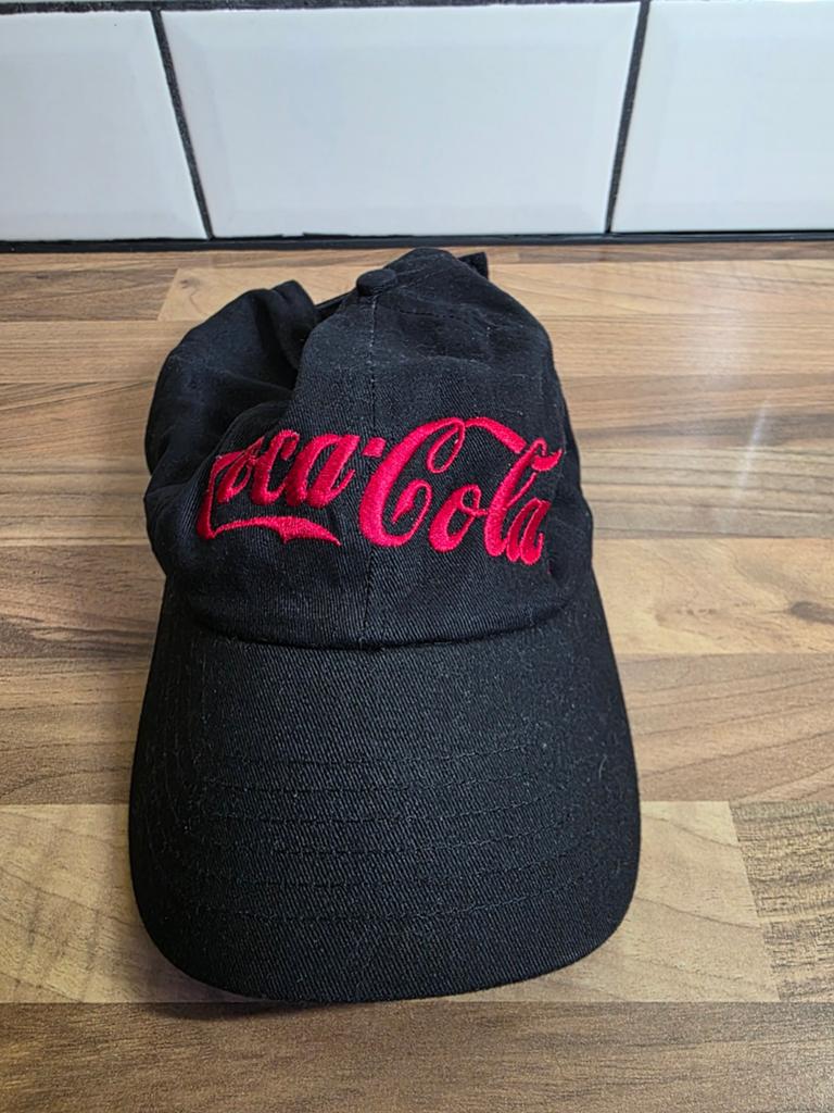 Zwarte Coca-Cola pet met rood geborduurd logo, Ophalen of Verzenden, Zo goed als nieuw, One size fits all, Pet