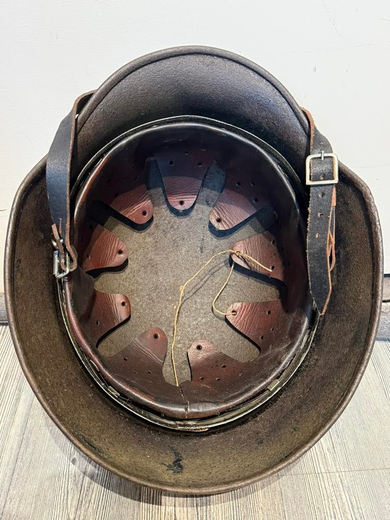 Duitse WH M40 Helm met kinriem en binnenwerk. Veldgrijs, Ophalen of Verzenden, Landmacht, Duitsland, Helm of Baret