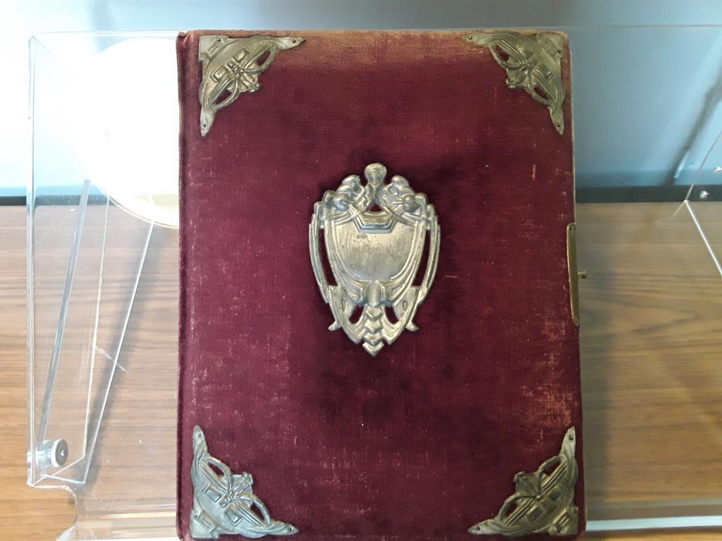 Een antiek fotoalbum met messing ornamenten en sluiting., Antiek en Kunst, Ophalen of Verzenden