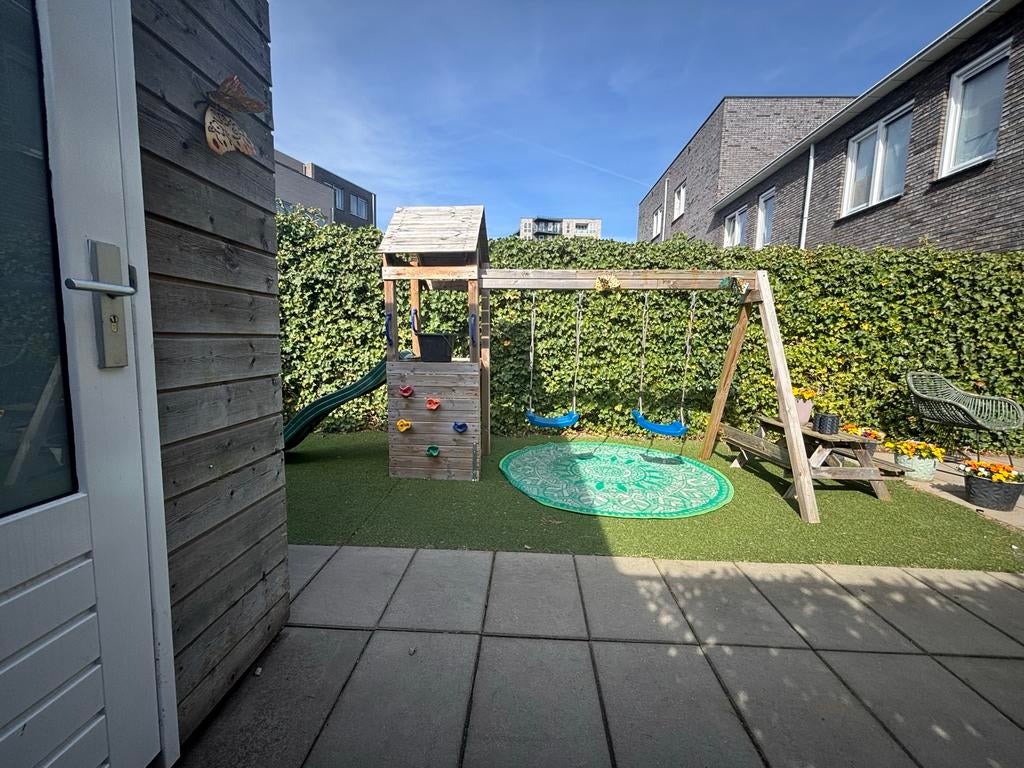 Houten speeltoestel met glijbaan, schommels en klimwand, Kinderen en Baby's, Speelgoed | Buiten | Speeltoestellen, Ophalen, Zo goed als nieuw
