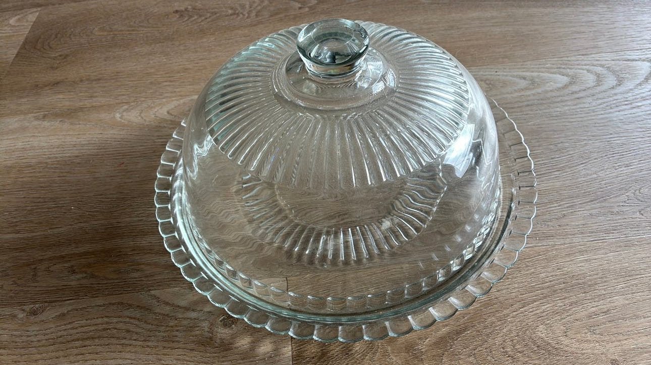 Mooie vintage glazen serveerschaal voor taart met stolp, Huis en Inrichting, Glas, Ophalen of Verzenden, Zo goed als nieuw, 32 cm