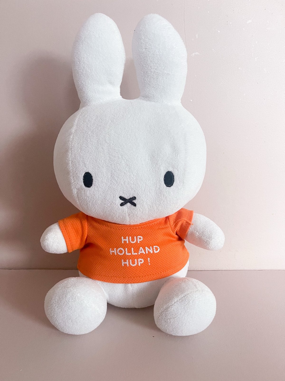 Nijntje knuffel 'Hup Holland Hup' - Oranje shirt, Kinderen en Baby's, Overige merken, Konijn, Nijntje, Ophalen of Verzenden