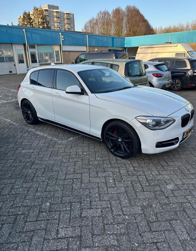 BMW 1-Serie 118i Automaat 170pk  Sportmodus  APK sept 2026, Auto's, BMW, Zwart, 4 cilinders, 1290 kg, Wit