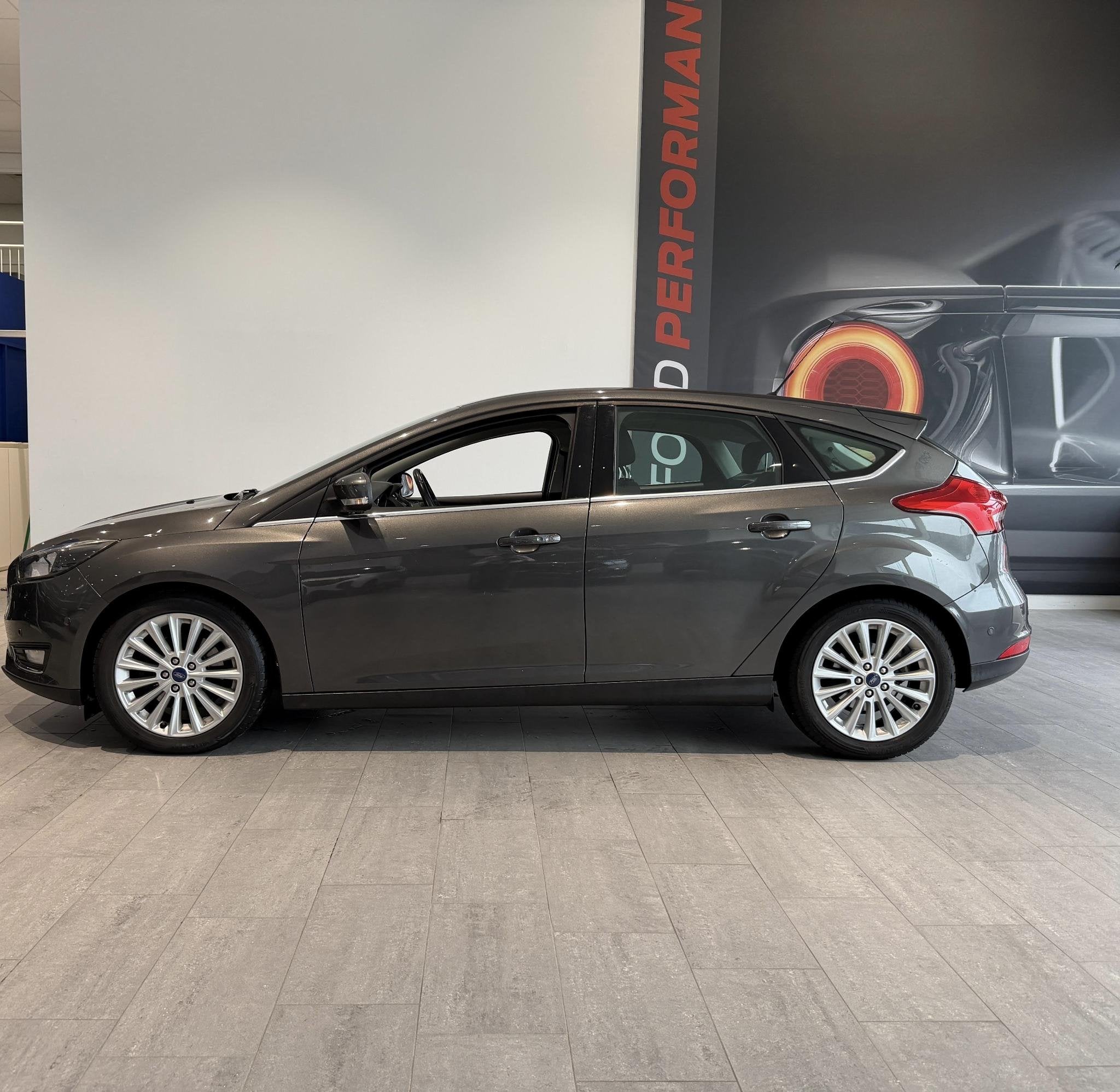Ford Focus 1.5 Titanium | 150PK | KEYLESS ENTRY | TREKHAAK |, 12 maanden, Stof, 4 cilinders, Parkeerassistent