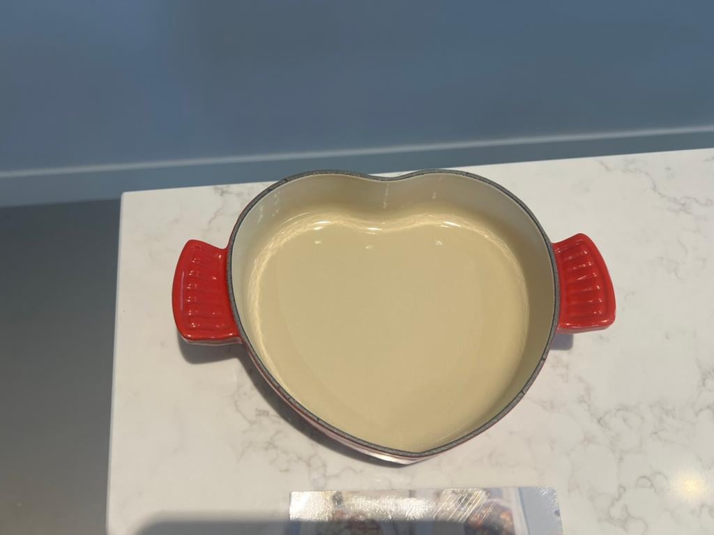 Le Creuset hartjes schaaltje, 20 cm kersenrood, Huis en Inrichting, Keuken | Potten en Pannen, Gietijzer, Ophalen of Verzenden