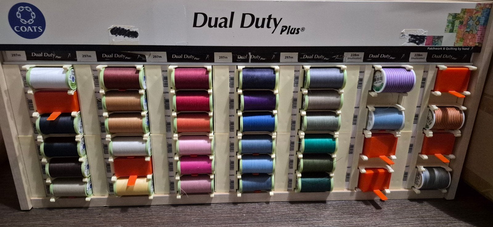 Dual Duty Plus Quiltgaren 73x met displaykast, Ophalen of Verzenden, Gebruikt, Garen of Naald(en)