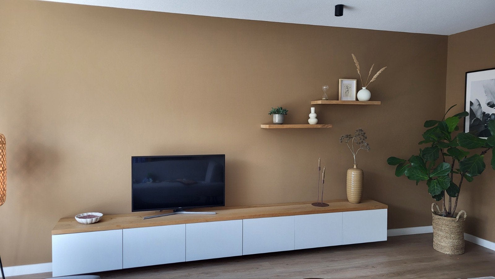 Modern tv-meubel met eikenhouten blad en witte kasten, Ophalen, Modern, Scandinavisch, Minimalistisch, Zo goed als nieuw, 200 cm of meer
