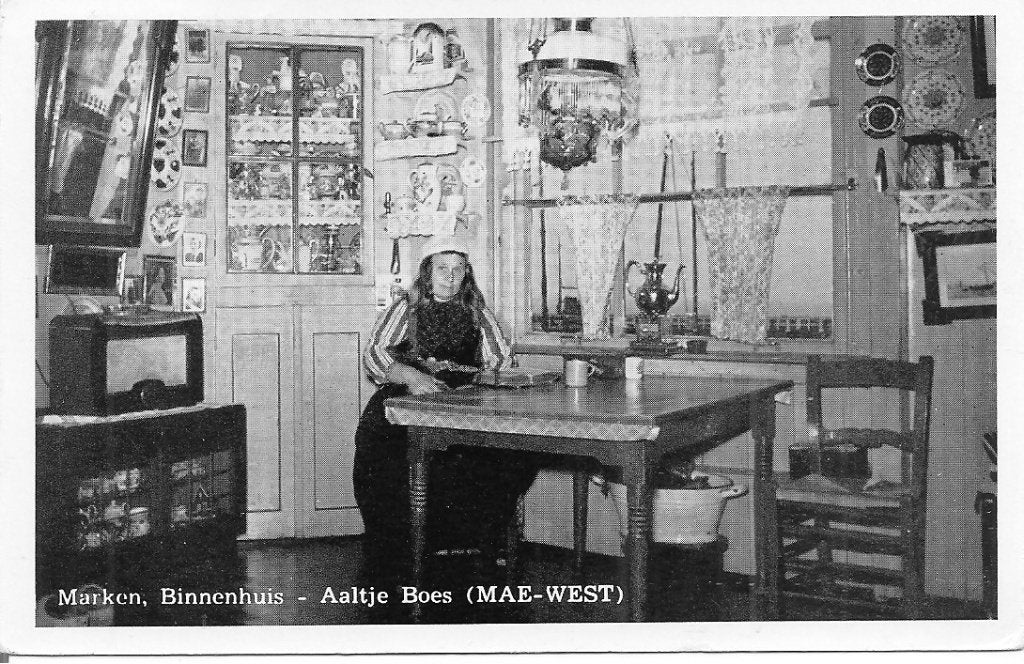 Ansichtkaart Marken, Binnenhuis - Aaltje Boes (1954), Ophalen of Verzenden, 1940 tot 1960, Gelopen, Noord-Holland