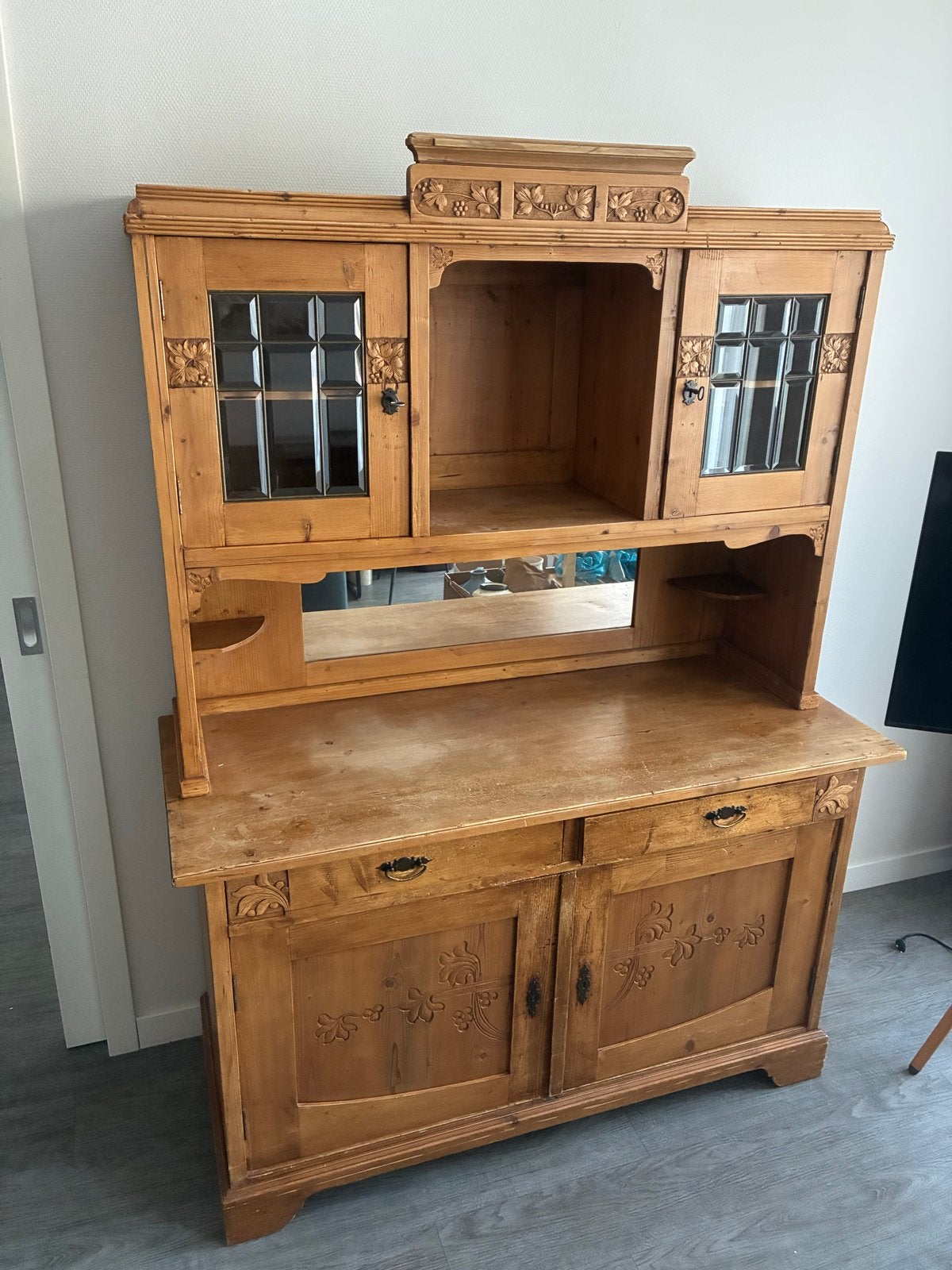 Antiek houten dressoir met facet geslepen glas, Ophalen