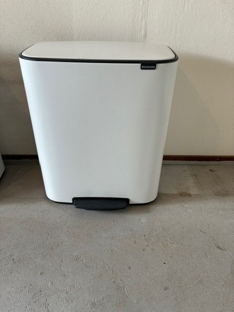  Pedaalemmer Brabantia 60 liter. Wit., Ophalen, Met pedaal, Zo goed als nieuw, Minder dan 10 liter