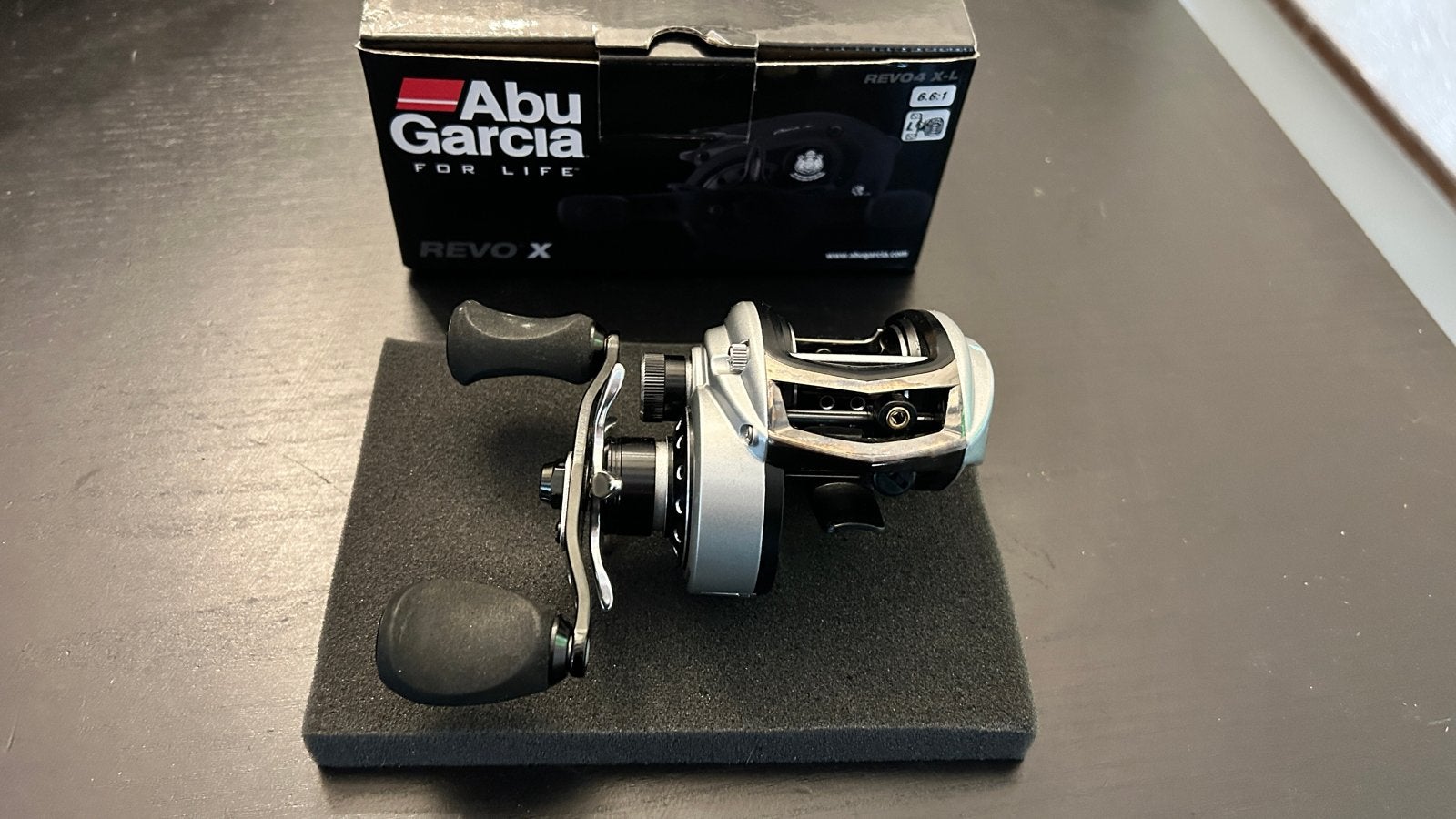 Nieuwe Abu Garcia Revo4 STX baitcaster reel, Watersport en Boten, Ophalen of Verzenden, Nieuw, Molen