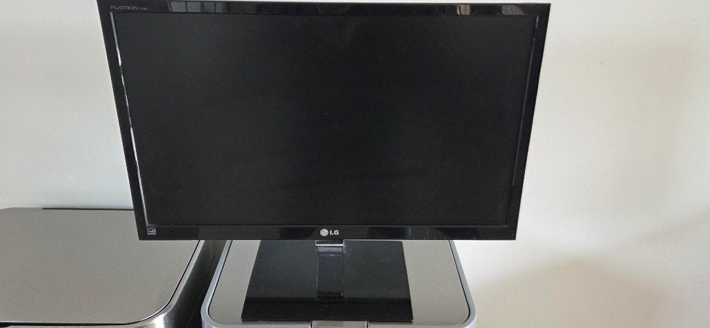 LG flatron E2360V-Pn beeldscherm 23 inch, in prima staat, Computers en Software, Ophalen, IPS, Kantelbaar, 101 t/m 150 Hz