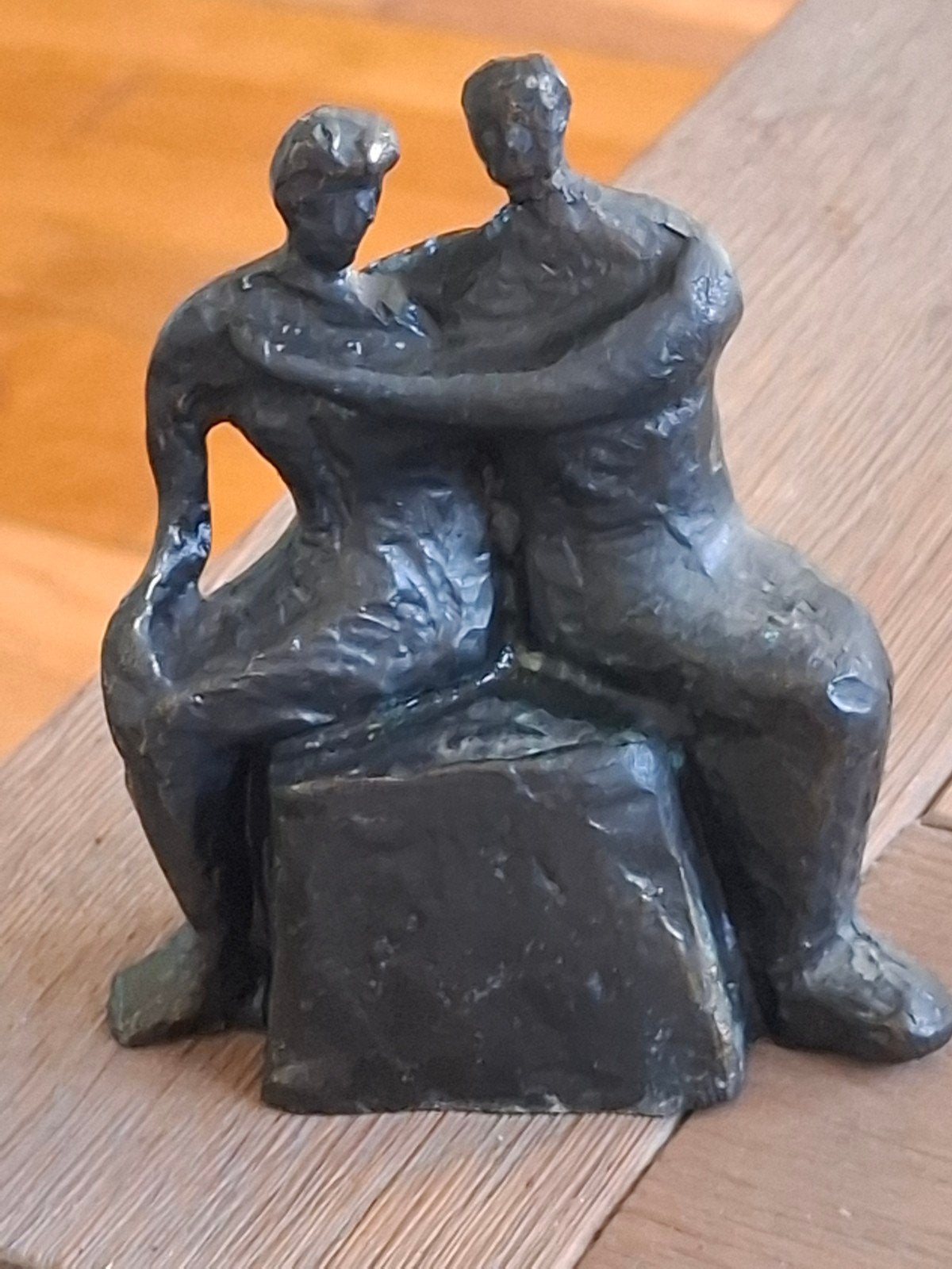 Bronzen beeld van twee omhelzende figuren, Groep mensen, Minder dan 20 cm, Gepatineerd, Ophalen of Verzenden