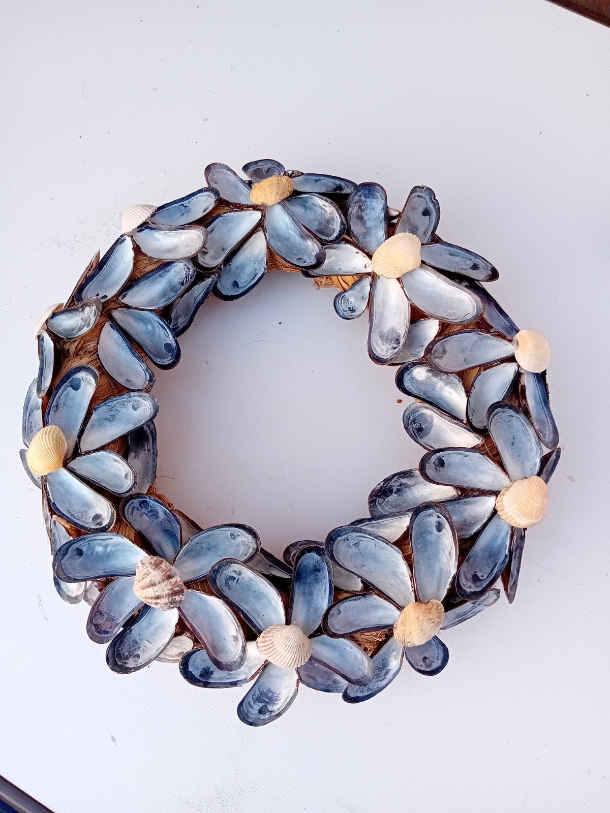 Decoratieve Schelpenkrans - 34 cm, Huis en Inrichting, Blauw, Overige stijlen, Ophalen of Verzenden, Zo goed als nieuw