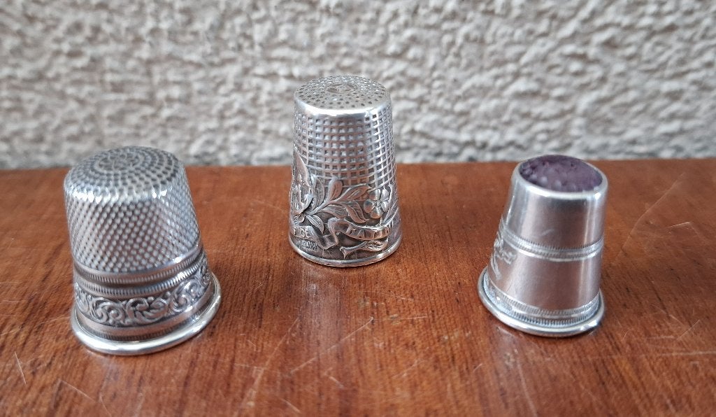 3 Antieke zilveren vingerhoedjes in mooie staat, Gebruikt, Reliëf, Ophalen of Verzenden, Buitenland