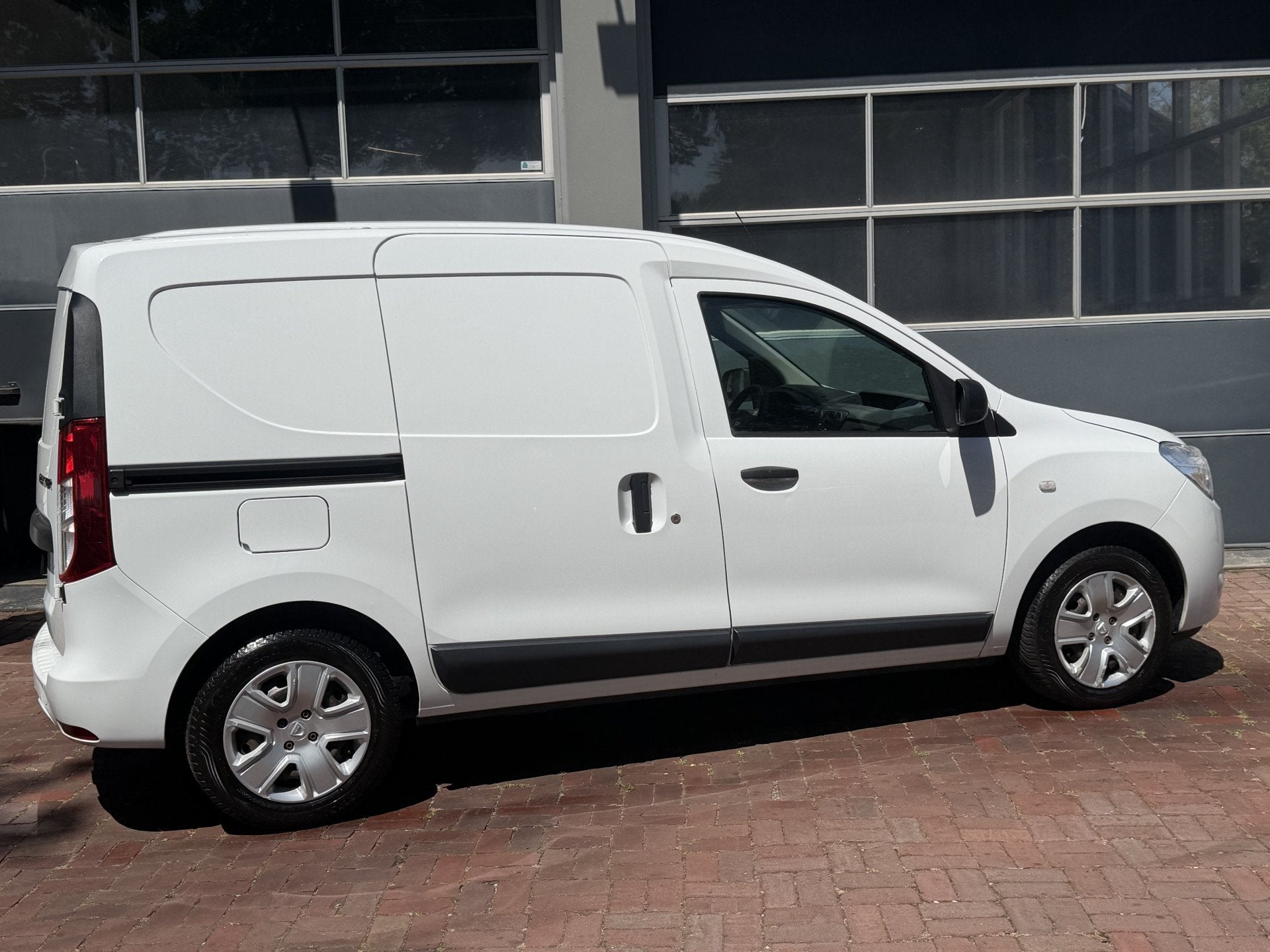 Dacia Dokker 1.5 Blue dCi 90 Solid – Praktisch, Zuinig en, Auto's, Bestelauto's, Stof, Gebruikt, 4 cilinders, Wit