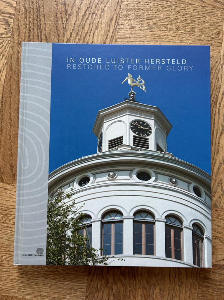 Boek In oude luister hersteld Restored former glory Wereldmu, Ophalen of Verzenden, Zo goed als nieuw, Architectuur algemeen