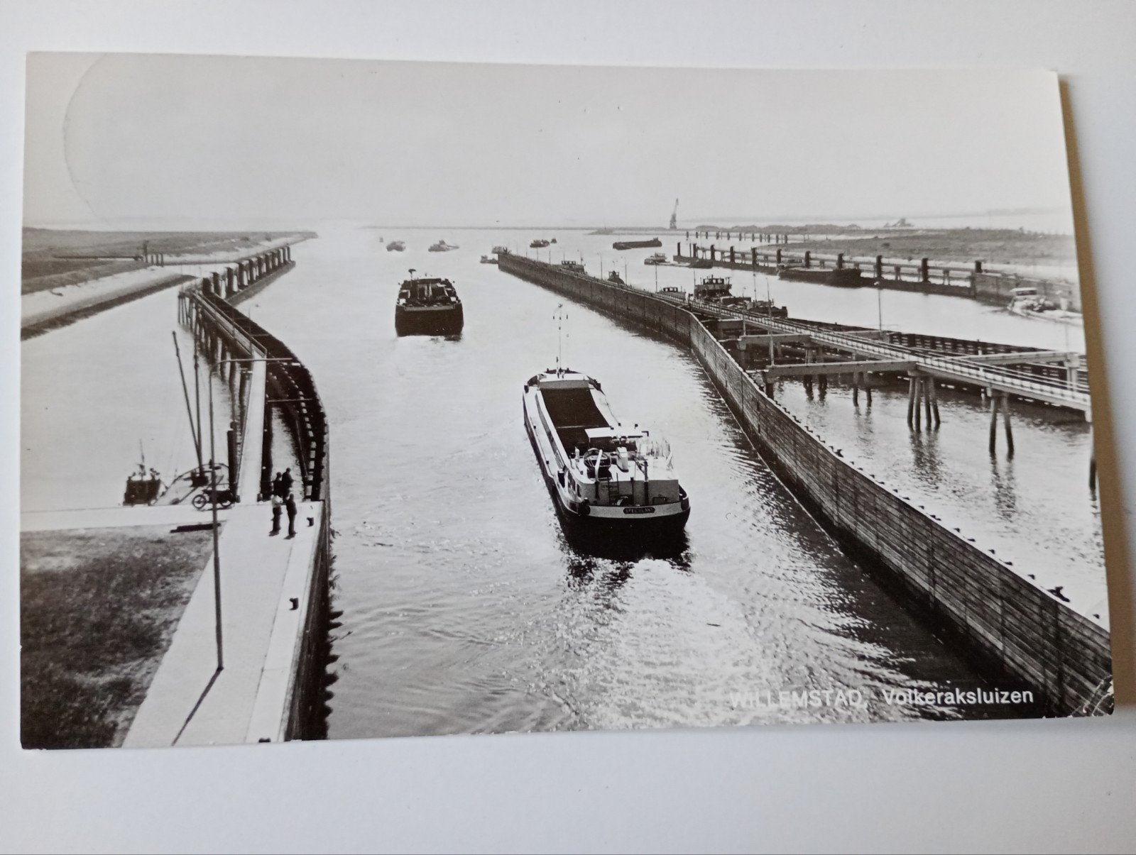 Willemstad Volkeraksluizen met Scheepvaart 1971, Ophalen of Verzenden, 1960 tot 1980, Gelopen, Noord-Brabant