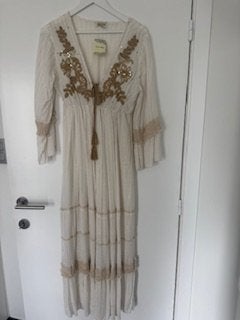 Nieuw wit ibiza kleed gouden accenten onesize met kaartje, Kleding | Dames, Jurken, Ophalen of Verzenden, Nieuw, Wit, Onder de knie